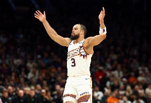 主攻手！狄龙半场12中7砍下全队最高15分外加3篮板