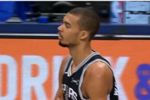 两犯了！文班造进攻犯规基德挑战成功 此前自己进攻犯规