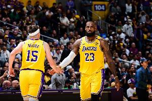 里夫斯场均至少25+5+5且进2.5+三分&命中率50%+ 历史仅詹杜库做到