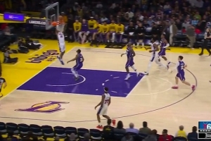 分差被越拉越大！詹姆斯传球再失误 马克西长传助巴洛空接扣篮