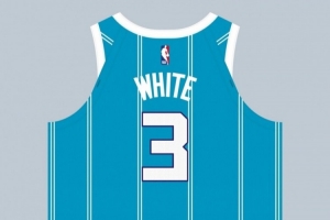 球衣记者：科比·怀特在黄蜂将改穿3号 布里奇斯穿着他的0号