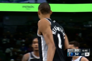 又开始了！文班杀内线1打3左手拉杆上篮+两三分 连得8分打停比赛