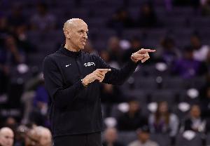 替补76-35两倍首发！国王末节直接替补出战 首发仅留新秀雷诺一人