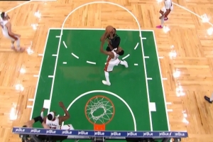 很关键！杰伦·布朗肘到维金斯命中被吹进攻犯规 绿军挑战失败