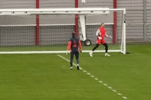 此前因肠胃问题缺席，记者：诺伊尔已经恢复拜仁训练