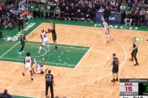 拿到凯尔特人生涯首分！武切维奇抢到前场板抛投命中！