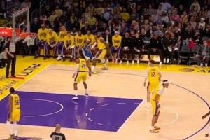 外线开张！穆迪底角三分命中并造詹姆斯犯规 打成3+1