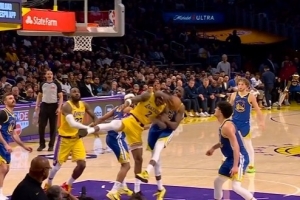 湖媒：联盟真得好好看看追梦对范德彪这次明目张胆的爆头犯规