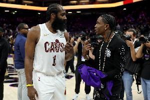 Travis打断哈登采访：第一场就这么猛？哈登你太TM牛了随后被强抱