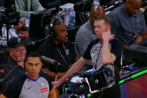 火眼金睛！双方拼抢出界给独行侠球 马刺挑战成功拿回球权