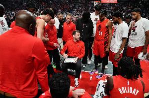 媒体人：克林根戳手罗威轮休开拓者上5小 这是人能想出来的阵容？