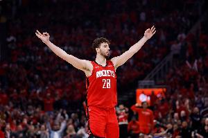 防守也卖力！申京守护篮筐 连续送出大帽