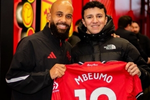 红牛车手哈贾尔现场观看曼联vs热刺，获赠姆伯莫球衣