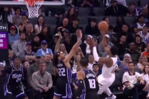 独挑大梁！米切尔强攻抛投打成2+1扳平比分 包揽球队末节前11分