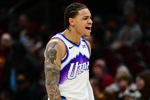 望无大碍！基昂特·乔治持球变向出现崴脚 自己走回更衣室