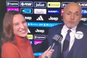 阿珍你来真的？斯帕莱蒂亲吻女记者并强调：接触不等于犯规