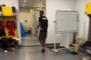 巴黎5-0马赛！金彭贝追逐嘲笑队友塞雷马尼，后者是马赛球迷