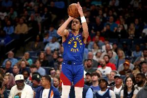 攻坚兵！斯特劳瑟半场10中6&三分4中2拿到15分4板 首节11分