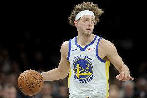 闲庭信步！波杰姆斯基侧翼突击 在包夹中丝滑转身压哨打板命中