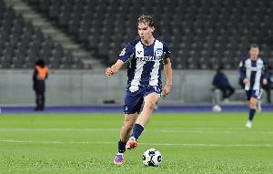 记者：赫塔小将艾希霍恩未来仍未确定，法兰克福与拜仁争夺球员