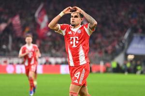 迪亚斯单场17次对方禁区内触球+2造点，均为本赛季德甲纪录